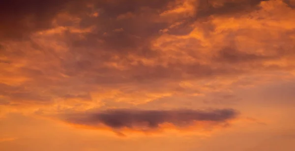 日没の赤い暗い劇的な空 デザインの背景 — ストック写真