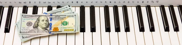 Auf Den Klaviertasten Liegen Dollar Bezahlung Für Das Konzert Gewinn — Stockfoto