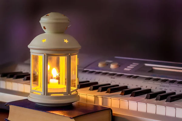 Piano Licht Einer Laterne Mit Einer Kerze Abend — Stockfoto