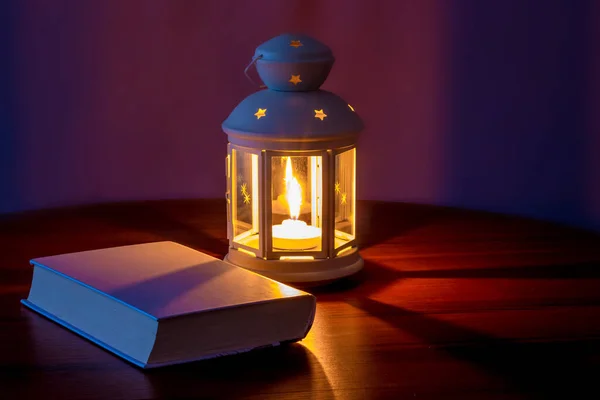 Livro Sobre Mesa Luz Uma Lanterna Com Uma Vela Noite — Fotografia de Stock