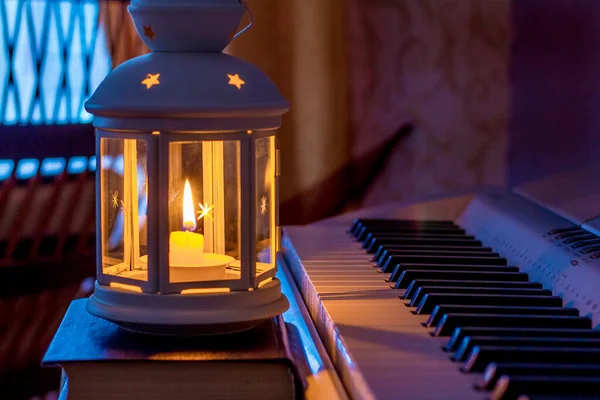 Lanterna Com Uma Vela Perto Piano Durante Concerto Noite — Fotografia de Stock
