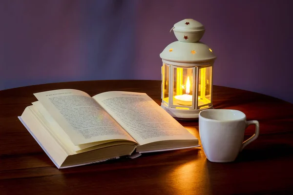 Читайте Книгу Світлі Ліхтаря Чашкою Кави Або Чаю — стокове фото