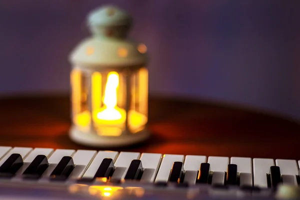 Chaves Piano Iluminado Pela Luz Lanterna Noite Concerto Nocturno — Fotografia de Stock