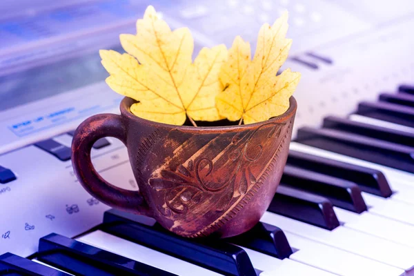 Klavíru Šálek Žlutým Podzimním Javorovým Listem Přišel Podzim Podzimní Koncert — Stock fotografie