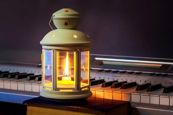 Lanterna Com Uma Vela Ilumina Chaves Piano Música Ambiente Íntimo — Fotografia de Stock
