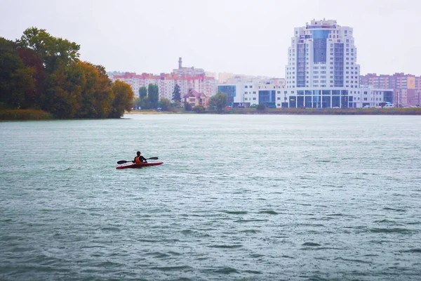 Hombre Navegando Barco Canoa Río Clima Lluvioso Sobre Fondo Los —  Fotos de Stock