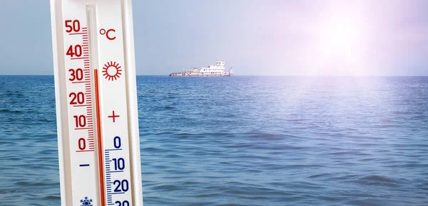 Termômetro Fundo Mar Tempo Ensolarado Mostra Graus Calor Temperatura Verão — Fotografia de Stock