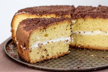 Tepside dilimlenmiş kek, tatlı tatlı