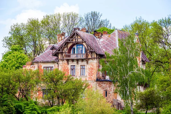 Старий Будинок Готичному Стилі Серед Зелених Дерев Сонячну Погоду — стокове фото