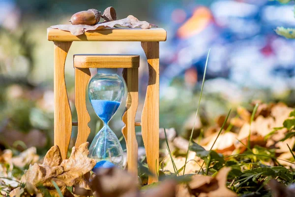 Zand Klok Tussen Herfst Bladeren Bij Zonnig Weer Herfsttijd — Stockfoto