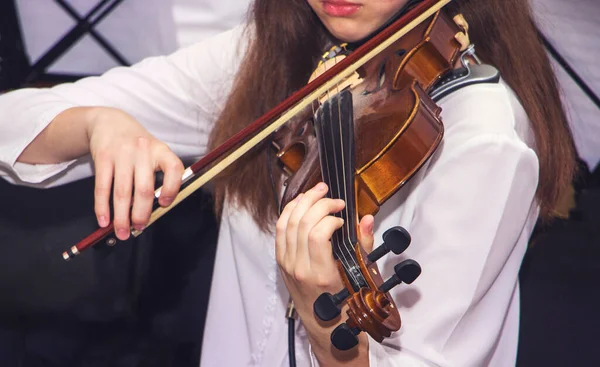 Dziewczyna Gra Skrzypcach Podczas Koncertu Wykonywanie Muzyki Klasycznej — Zdjęcie stockowe