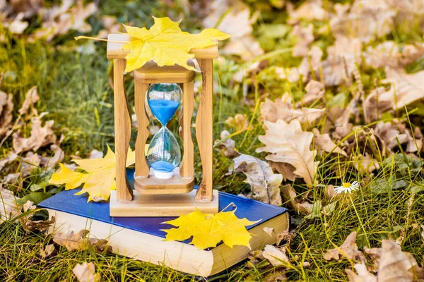 Herbstliche Ahornblätter Liegen Auf Einer Sanduhr Und Einem Buch Wald — Stockfoto