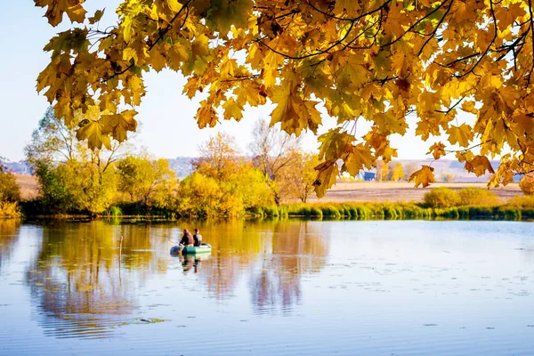 Złoty Klon Jesienią Przelatuje Nad Rzeką Rybacy Łodzi Rzece — Zdjęcie stockowe