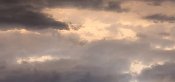 夕暮れ時の嵐の空に劇的な暗い雲 パノラマ — ストック写真