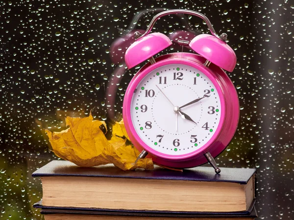 Reloj Una Hoja Arce Seco Libro Frente Ventana Con Gotas — Foto de Stock