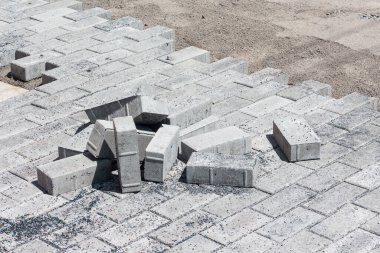 Şehirde gri döşeme döşemeleri. Kaldırımın onarımı