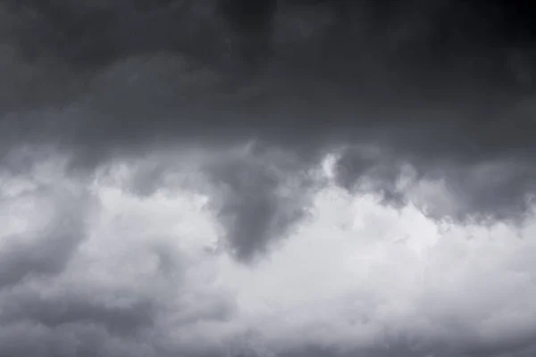 Dunkle Gewitterwolken Bei Schlechtem Wetter Hintergrund Für Die Gestaltung — Stockfoto