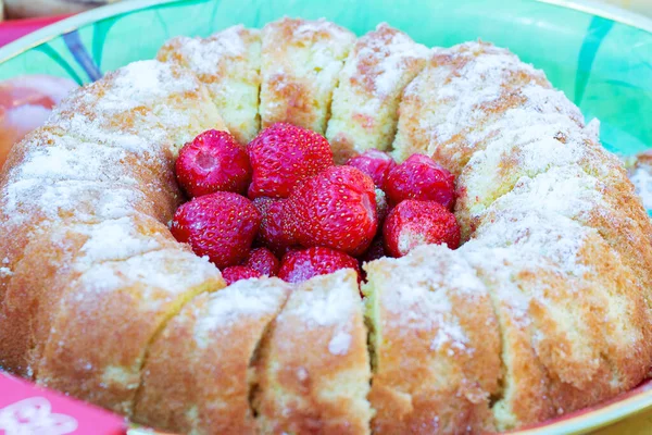 イチゴと自家製ケーキ デザートの甘い食べ物 — ストック写真