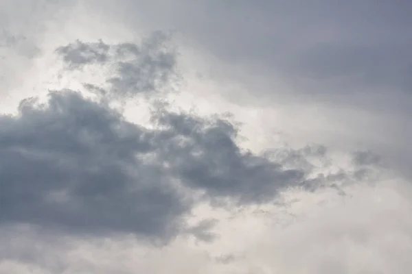 曇り空の灰色の奇妙な雲 — ストック写真