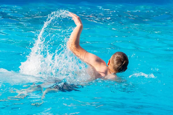 Молодой Человек Плавает Бассейне Отдых Летом Курорте — стоковое фото