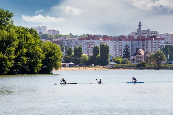 Descanso Activo Lago Cerca Ciudad Moderna Los Atletas Nadan Kayaks —  Fotos de Stock