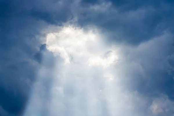 Luz Del Sol Penetra Través Nubes Oscuras Bien Triunfa Sobre —  Fotos de Stock