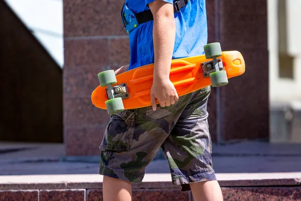 Rapaz Segura Skate Nas Mãos Rapaz Vai Rolar Skate — Fotografia de Stock