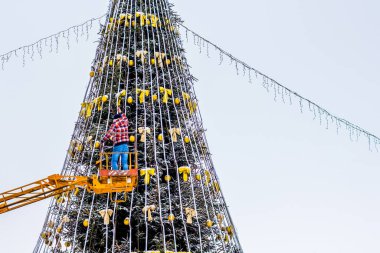 Şehir meydanına Noel ağacı dikmek