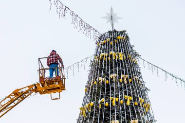 Şehir meydanına Noel ağacı dikmek