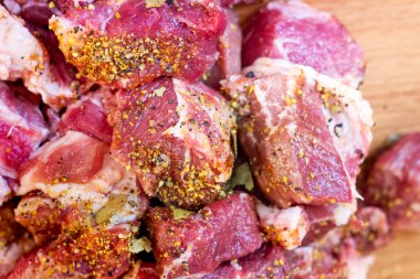 Et, büyük parçalar halinde, baharatlı.