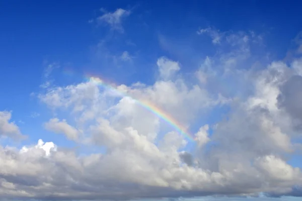 Regenbogen Weißen Wolken Über Blauem Himmel Natur Wolkenlandschaft Hintergrund — Stockfoto