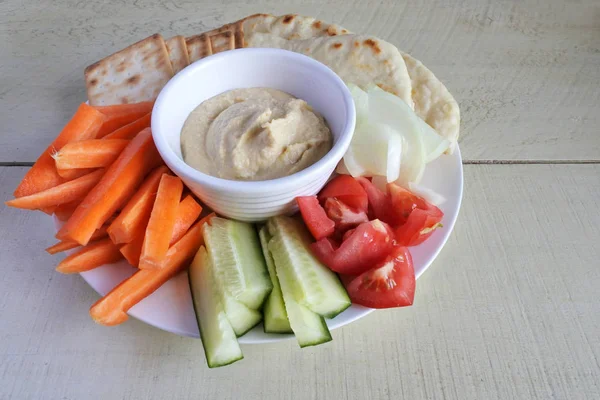 Flache Lageansicht Von Hausgemachtem Hummus Mit Verschiedenen Frischen Gemüsesorten Und — Stockfoto