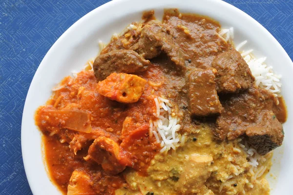 Hint Köriler Rogen Josh Madras Tikka Masala Üzerinde Bir Tabakta — Stok fotoğraf