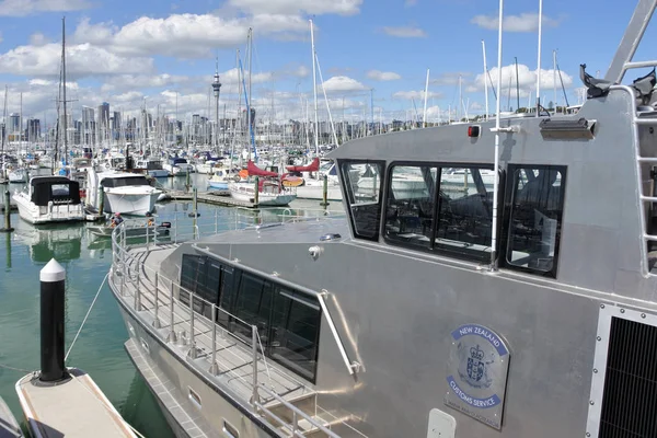 奥克兰 2018年3月2日 新西兰海关船停泊在 Westhaven 码头对奥克兰天际线 它提供边境管制 并保护人们免受国际贸易和旅行的潜在风险 — 图库照片