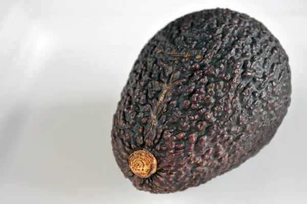 Jeden Owoc Awokado Białym Talerzu Spożywczych Tła Tekstury Miejsce — Zdjęcie stockowe