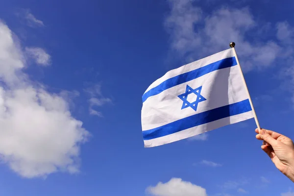Žena Vlna Vlajka Izraele Proti Modrou Oblohu Bílé Mraky Israels — Stock fotografie
