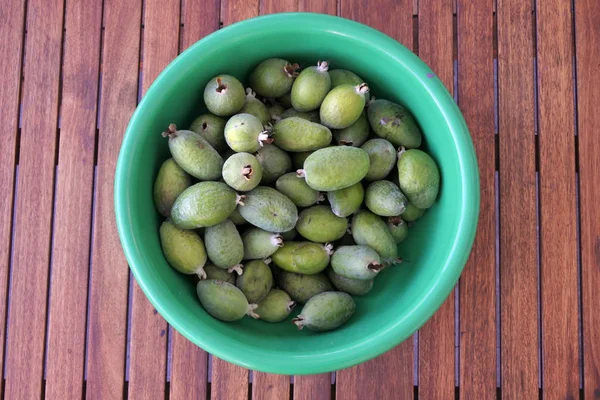 Lägenheten Låg Feijoa Frukter Skörden Skål Mat Bakgrunder Och Texturer — Stockfoto