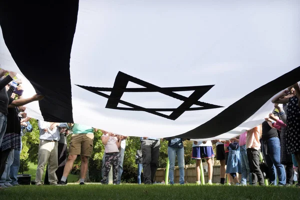 Judíos Israelíes Irreconocibles Sosteniendo Una Bandera Nacional Gigante Israel Día — Foto de Stock