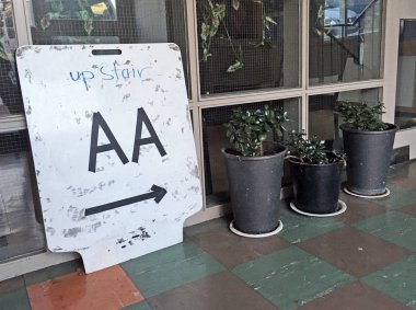 Anonim Alkolikler buluşma yeri. Aa, üyelerinin ayık kalıp diğer alkolikler itidal başarmak yardım için belirtilen amacı olan bir uluslararası yardım bursu olduğunu