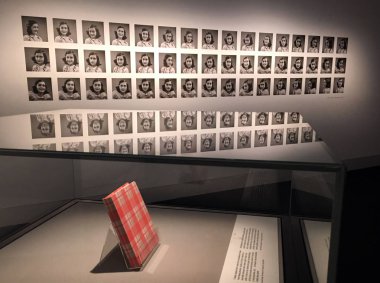 İn Günlüğü Anne Frank. Bir günlük Avrupa Yahudi kız, Anne Frank, o iki yıldır saklanarak ailesi ile Hollanda'nın Nazilerce işgali sırasında iken.