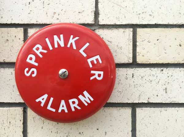 Sprinkler Alarme Sino Uma Parede Tijolo Edifício Sistema Aspersão Incêndio — Fotografia de Stock
