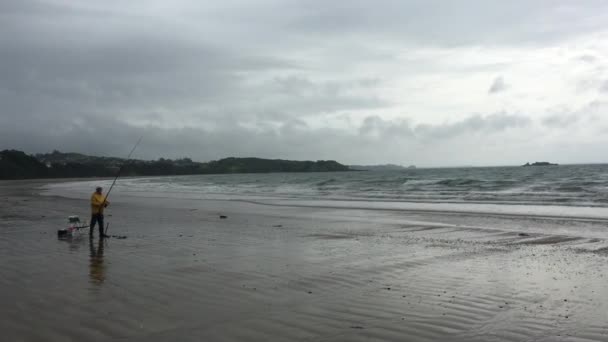 Rybář Loví Coopers Beach Bezpochyby Bay Northland Nového Zélandu — Stock video