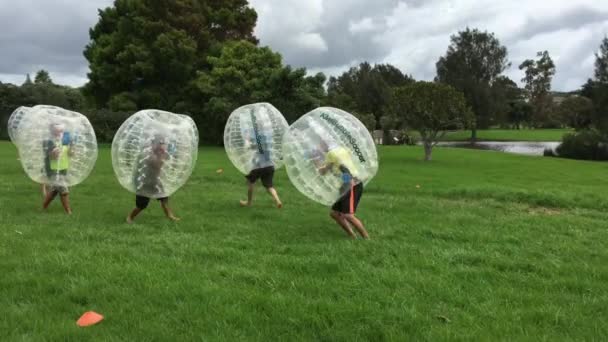 Bubble Football Uppblåsbara Mänskliga Zorb Boll Stötfångare Fotbollsmatch Maj 2018 — Stockvideo