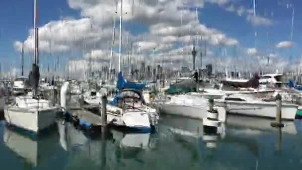 Zaman Atlamalı Yat Westhaven Marina Içinde Auckland Skyline Karşı Yola — Stok video