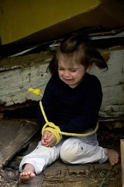 ケージのセルにロックされている子 行方不明 ヘルプは 感情的なストレスや痛み 閉じ込められ 呼び出しでロープで縛られ手で被害者少女 — ストック写真