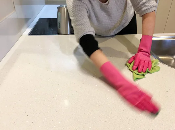 Mulher Judia Koshering Seu Novo Balcão Cozinha Casa Como Primeiro — Fotografia de Stock