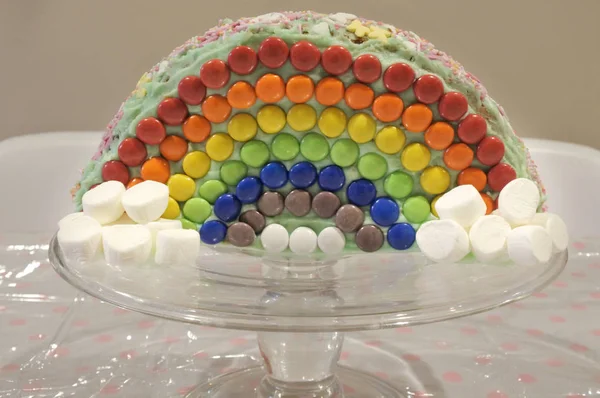 Rainbow Syntymäpäivä Kakku Kakku Seistä Vaahtokarkkeja Värikäs Tikkari Elintarvikkeiden Tausta — kuvapankkivalokuva