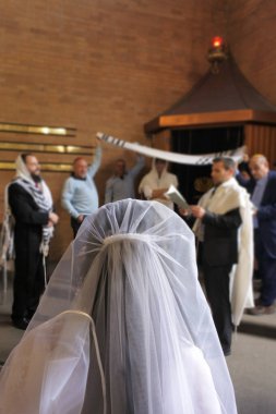 Arkadan görünüş altında bir chupa (gölgelik Yahudi bir ev temsil eden şalıma dışında yapılan) bir synagog içinde Yahudilik dönüştürme sonra ona düğün gününde girmeden önce Yahudi bir gelin.