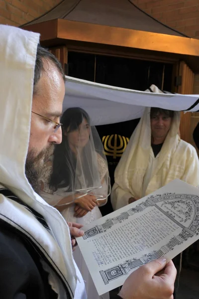Rabbi Reads Ketubah Jewish Prenuptial Agreement Jewish Bride Bridegroom Chupa — Stock Photo, Image