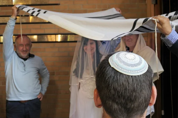 Задний Вид Раввина Вопящего Еврейскую Невесту Жениха Чупой Навес Талита — стоковое фото
